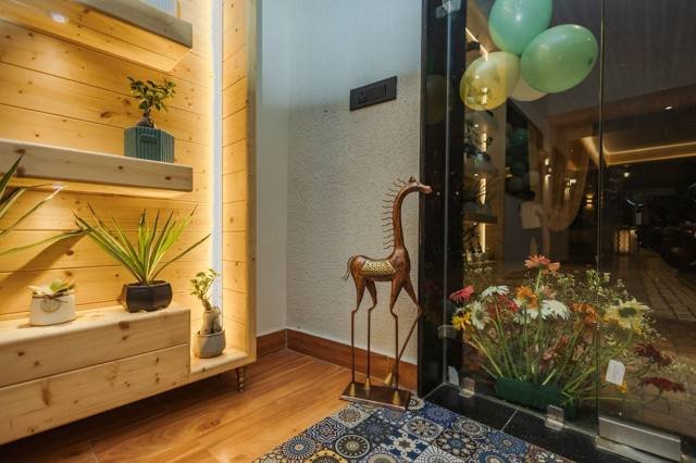 Entrance decor - Parkley Inn Bhimtal