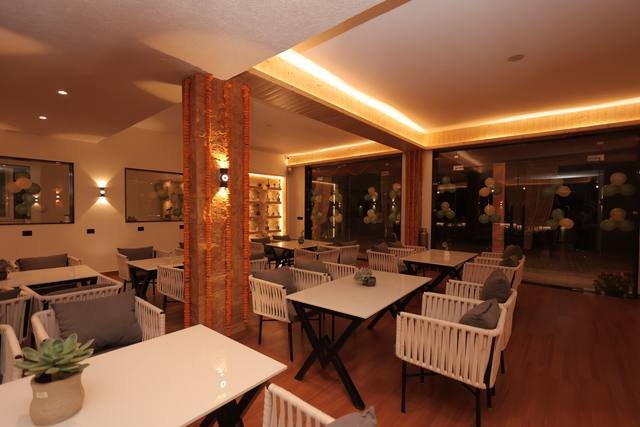 Restaurant Parkley Inn Bhimtal - photo 16