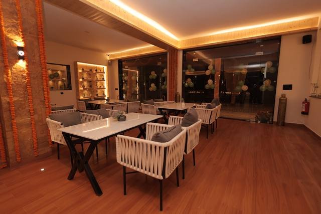 Restaurant Parkley Inn Bhimtal - photo 18
