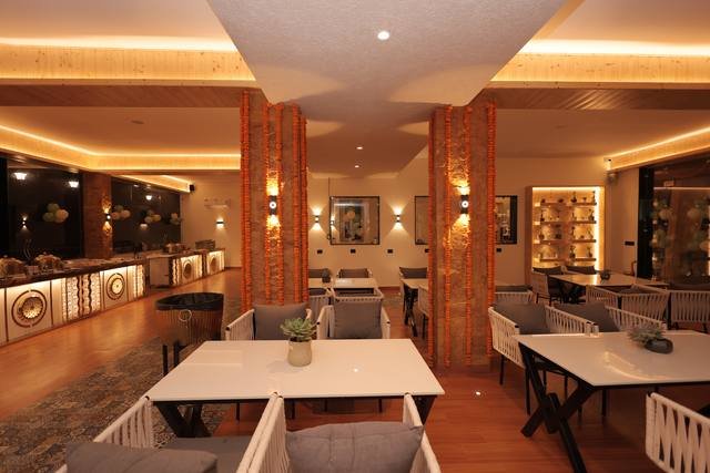 Restaurant Parkley Inn Bhimtal - photo 20